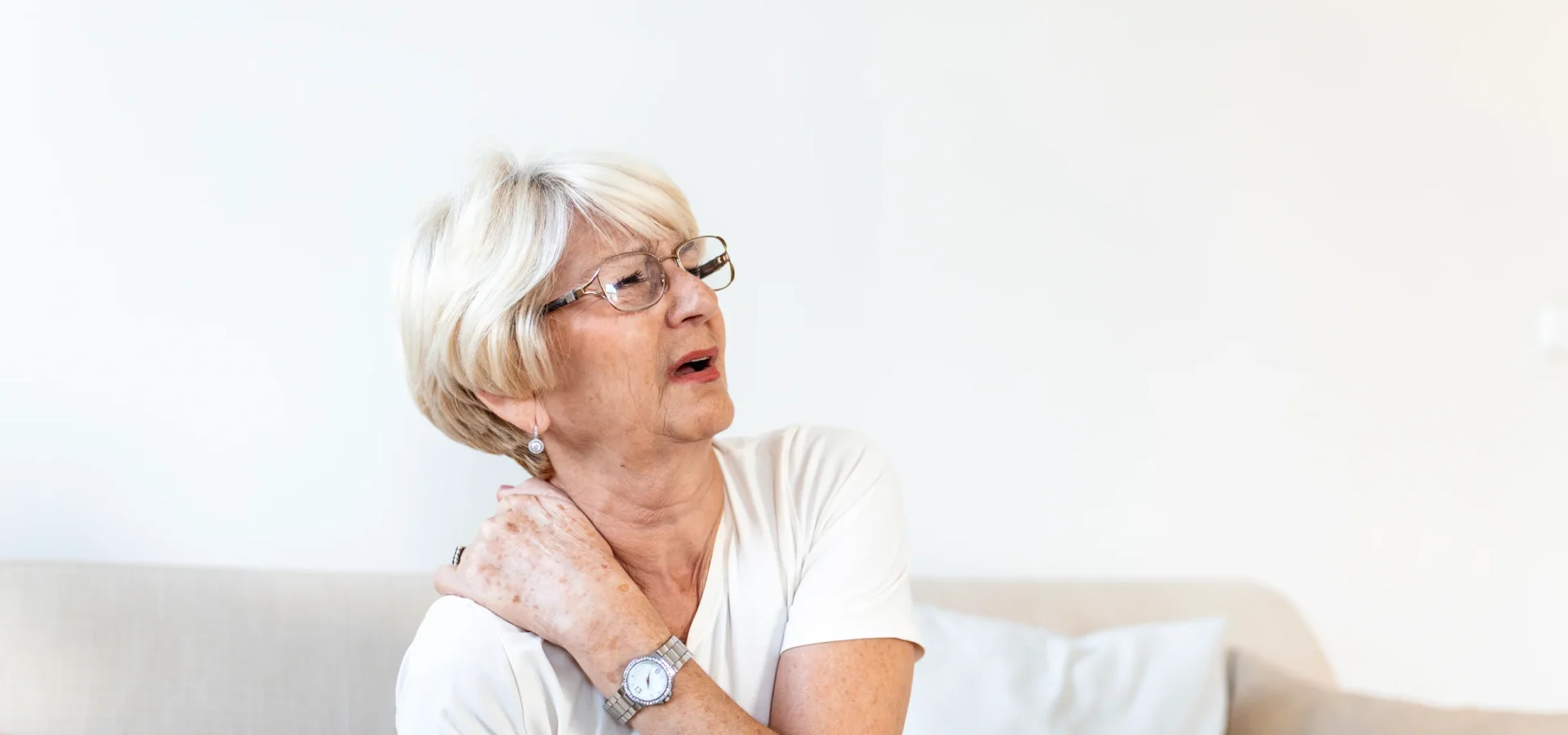 close-up-sad-senior-lady-with-neckache-senior-woman-with-chronic-pain-syndrome-fibromyalgia-suffering-from-acute-neckaches-senior-woman-suffering-from-neck-pain